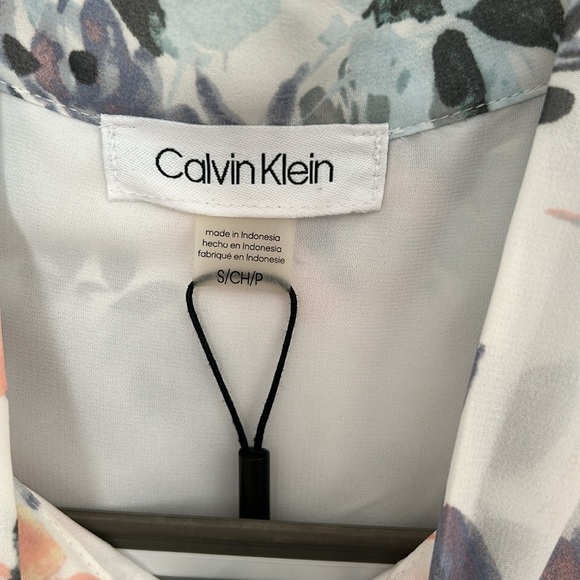 Beautiful button down blouse from Calvin Klein - Picture 5 of 6